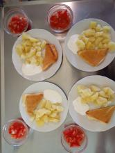 Obalovaný sýr, vařený brambor, jogurtový dip, rajčatový salát.
